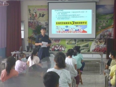 建立學童正確識詐觀念 竹崎警與教師合作  瑞峰國小入班宣導