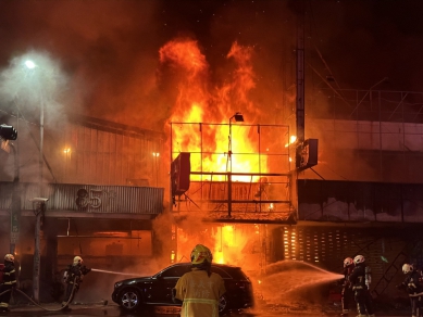 嘉義市友愛路與興雅路口店面深夜傳火警  10家店面燒毀