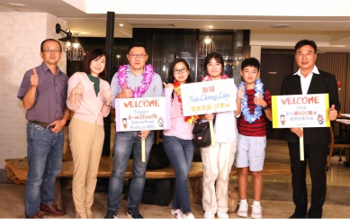 第600萬人次國際旅客新加坡Tan Chong Lim與家人驚喜抵嘉 嘉義市今年住宿人次可望再創歷史新高！