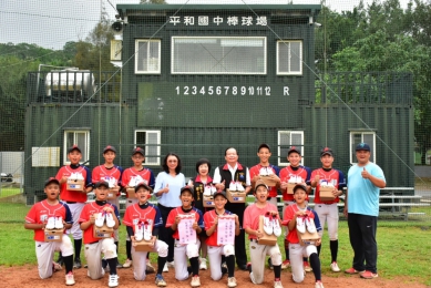 同門師兄弟｜鼓勵平和國中小學弟，副議長徐雪玉、主任賴錦昌贈棒球釘鞋。
