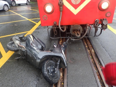 8旬阿伯命大 機車闖阿里山林鐵平交道  雨天煞車不及滑到鐵軌  火車急煞差點釀禍