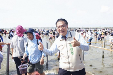 七股海鮮節親子開心體驗挖文蛤 黃偉哲邀民眾來台南玩樂度暑假