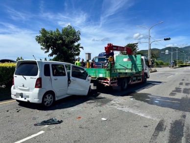 81歲翁｜臺東市開車撞上前方大貨車，車毀人亡！