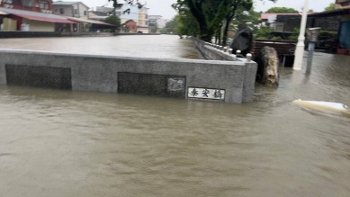 高雄超大豪雨多條河川高水位警戒封閉10座橋梁