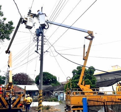 凱米颱風重創雲林電力 停電戶數最高達近7萬戶 台電持續搶修中 預計深夜11點前可恢復供電達99%！
