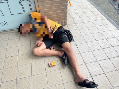 慶祝放颱風假，2名男子酒醉倒地不起。（照片警方提供）