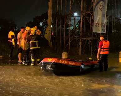 強颱凱米侵襲嘉義市有災情  低窪處淹水水深約半層樓高  嘉一分局警冒雨救援守護揪甘心