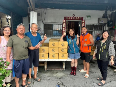 救援原鄉孤城｜宜蘭青操食品，冒險犯難運送600大箱養生燉飯到秀林鄉和平村，開心分發、一解燃眉！