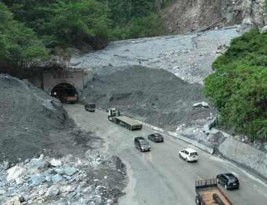 震奮人心｜蘇花公路全線搶通，和仁至崇德路段，7/30日17時開放通行後，進行夜間封路。