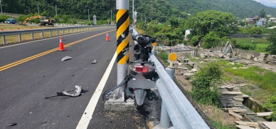 車毀人亡｜金峰鄉東64鄉道，機車自撞摔落邊坡！