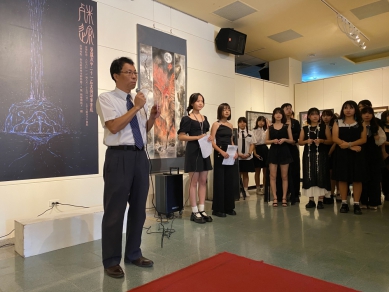 員林高中美術班畢展「殊塗」開幕,校長楊豪森(發言者)感謝完成「殊塗」畫展的一切所有工作的師長和同學。(照片記者周為政攝)