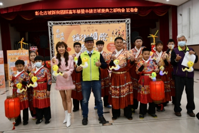 彰化市長林世賢(前排中)宣布,本月15日晚上推出「踩街國際嘉年華」和「半線古城慶典之都晚會」。(照片市公所提供)