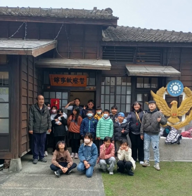 「戶外教學」,師生參訪警察故事館。(照片分局提供)