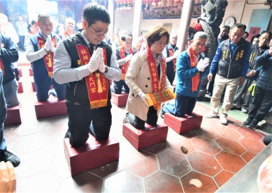 「2025年彰化縣媽祖祈福文化節」,王縣長擲筊擇定11/21至11/23在社頭枋橋頭天門宮舉登場。(照片縣府提供)