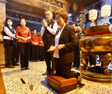 「2025年王功漁火節」,王縣長擲筊擇定6/28、6/29舉行。(照片縣府提供)