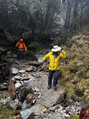 冰天雪地｜76歲翁勇戰嘉明湖步道，身體不適、身旁無人陪伴，縣消防局險境救援成功！