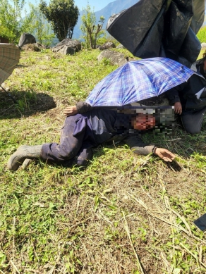 挖掘機墜落80公尺邊坡｜大同大禮部落，機毀人傷，直升機空中救援送醫！