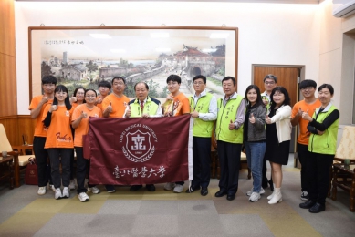 北醫大楓杏醫療服務團隊拜會  陳光復感謝關懷澎湖偏鄉及離島居民  陳光復感謝團隊秉持愛心與奉獻的精神，15年來不間斷，把專業的醫療服務帶到澎湖需要的角落，肯定他們服務社會的用心。