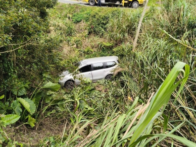 回頭太難｜女駕駛倒車，連人帶車滑落太麻里鄉金針山佳崙產業道路邊坡！