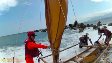 長濱外海風帆翻覆｜海巡迅速救起5人
