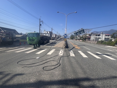 一片狼藉｜大貨車撞斷號誌燈桿後落跑，吉安警追捕！