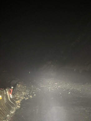 暗夜飛石｜台7甲36.8K，晚上持續落石！