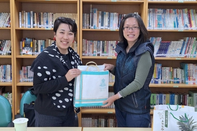 日本武藏野大學副校授藤浦五月（左）與大葉副院長李美麗（右）互贈禮物。（照片大葉提供）