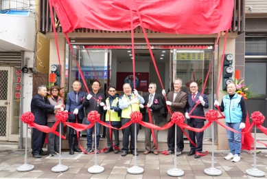 澎湖縣建築師公會新會所揭牌啟用  陳光復肯定專業助力地方發展 議員蘇陳綉色、議員歐中慨服務處主任林永添、建設處長陳文耀、環保局長蔡淇賢、社會處長周柏雅、馬公市長黃健忠，以及中華民國全國建築師公會理事長崔懋森、澎湖縣建築師公會創會名譽理事長蘇錦江、澎湖縣建築師公會理事長符宏仁、中華民國全國建築師公會前理事長劉國隆、嘉義縣建築師公會理事長許榮芳、澎湖縣理想建設公司董事長郭以梧等建築業界代表，與各界貴賓一同前來祝賀，共同見證這歷史性的一刻。