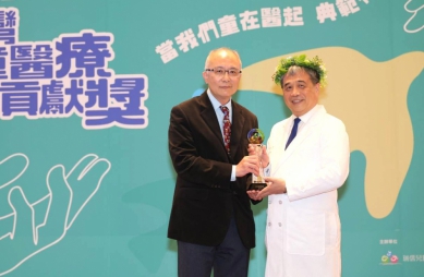臺大醫院雲林分院前小兒部主任周弘傑 榮獲全國兒童醫療貢獻獎肯定 偏鄉醫療理念持續深耕〜
