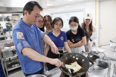 大葉華語教學中心教國際學生煎菜頭粿。（照片大葉提供）