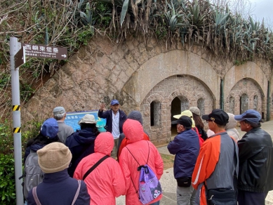 西嶼地區軍事旅遊亮點  東昌營區雙子星砲歡迎參觀  「西嶼東臺軍事史蹟園區」解說服務站位於東昌營區內，於4月1日起至9月30日止共6個月，每週5天(星期三、四、五、六、日 )由志工2人一組進駐，分上午10-12時為西堡壘，下午2-4時為東堡壘-雙子星砲等2處（要先到西堡壘-解說站登記）。