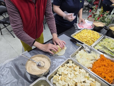 嘉義醫院與巷弄長照站合作  舉辦「營養腰瘦潤餅DIY」活動  推出營養腰瘦潤餅