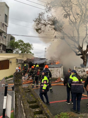 禍不單行｜辦喪事家人全在殯儀館，無人在家房子濃煙烈焰，花蓮市介壽二街一戶平房大火！