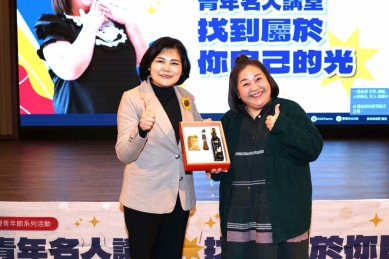 雲林青年名人講堂〜金鐘影后鍾欣凌分享她「找到自己的光」笑淚交織職涯歷程！
