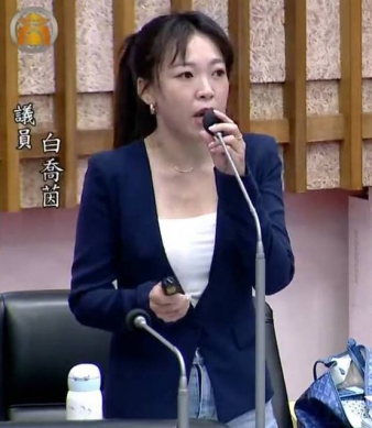 高雄漁電共生案場插滿立柱乾涸議員酸難道要養彈塗魚？