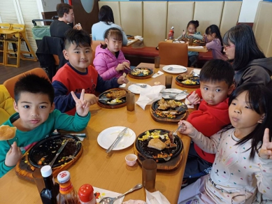 歡慶兒童節  山水國小戶外教育「品讀生活〜禮儀之旅」 「開懷學習，健康成長」－山水國小配合兒童節規劃了一場有意義的師生戶外教育。