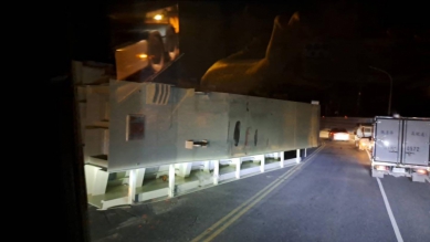 「重」大事故｜載有30噸鋼梁車輛，固定鋼纜斷裂，鋼梁滑落瑞穗舞鶴山彎道南下車道，4小時才恢復正常通行！