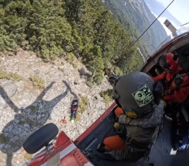 摔落40米深山谷重傷昏迷｜臺東縣關山山難，直升機空中救援19歲女登山客！