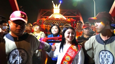 台中大甲媽祖抵達雲林 縣長張麗善率縣府團隊迎駕 祈求國泰民安、眾生平安無災〜