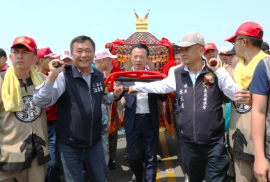 台中大甲媽祖遶境新港38周年 嘉義縣長翁章梁率各界隆重迎駕 數十萬信眾合十祈求媽祖護佑台灣〜