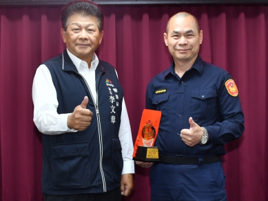 陳芳旭阻止流血案件驚傳    李文章頒獎表揚豎指比讚