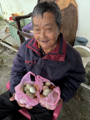 風燭殘年｜壽豐鄉74歲洗腎獨居阿公，賣雞蛋勉強維生，「您願意幫助他嗎？電話：0916-727246。