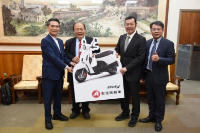 陳光復見證在地企業捐贈奇美醫院公務車  讚揚企業回饋社會精神 出席捐贈儀式的還包括縣府秘書長楊書舜、衛生局長陳淑娟、三總澎湖分院院長胡曉峯、部立澎湖醫院院長匡勝捷、奇美醫院首席醫療副院長田宇峯、醫師王致丞及高專張瓊文。