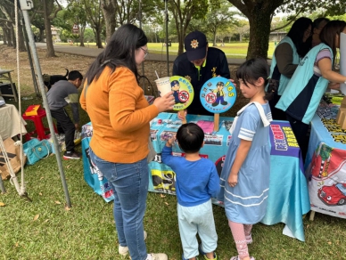 反毒、識詐｜臺東縣警察局少年隊至臺東市卑南文化公園-史前生活挑戰賽以物易物公益市集設攤宣導