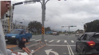情侶吵架｜車子停路中間，安全島上爆衝突，吉安警來了，開單告發無照駕駛！