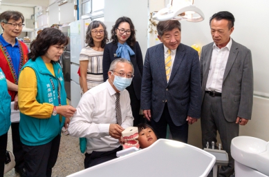 嘉義縣阿里山鄉獲捐贈牙科診療椅、75萬教育基金 造福原鄉！
