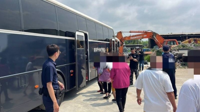 賭場藏工寮高雄警方破門發現90歲賭客