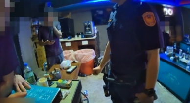 酒場亮刀｜口角衝突，男子挨刀、女子挨打，花警追緝！