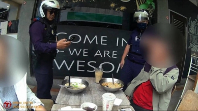 男子背6案通緝逃亡8年違停吃午餐被警逮捕解送歸案