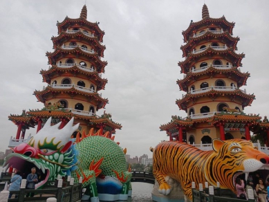 高雄左營蓮池潭龍虎塔正式開放觀光客搶先朝聖